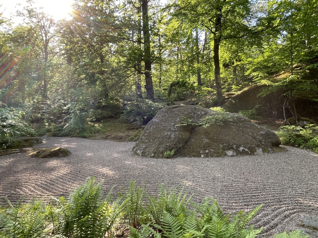 Steingarten im Wald